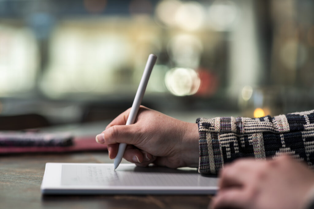 Saskia schrijft op haar digitale notitieblok